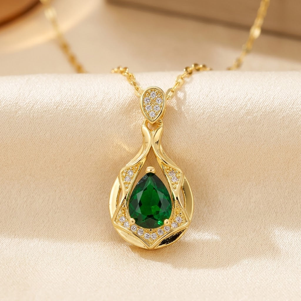 Colar com Pingente em Forma de Gota de Ouro e Esmeralda