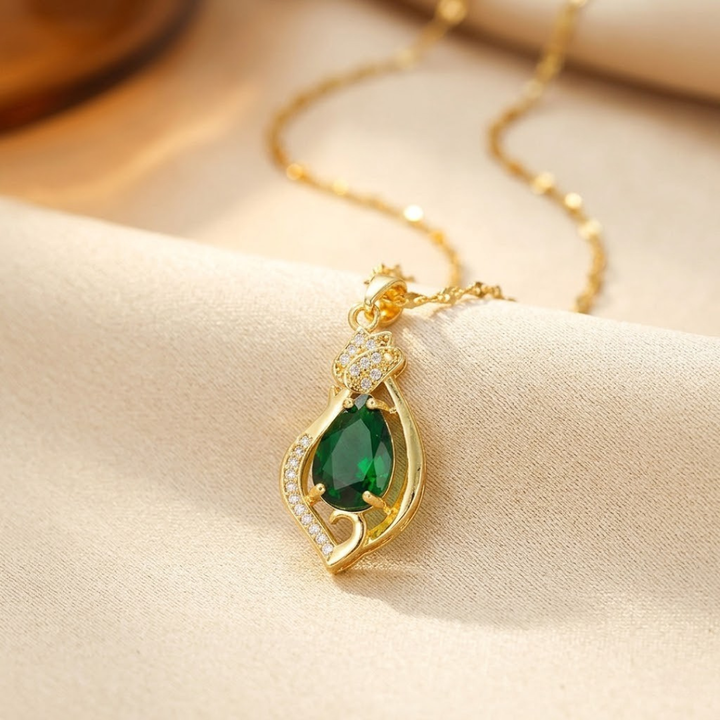 Colar com Pingente em Forma de Gota de Ouro e Esmeralda