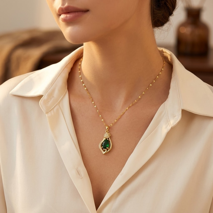 Colar com Pingente em Forma de Gota de Ouro e Esmeralda