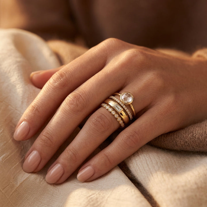 Conjunto de Anéis com Bezel Empilhados em Ouro