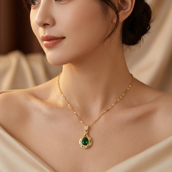 Colar com Pingente em Forma de Gota de Ouro e Esmeralda