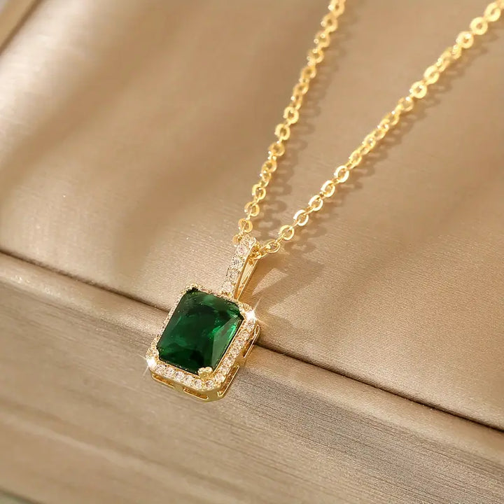 Colar Halo Retangular de Ouro e Esmeralda