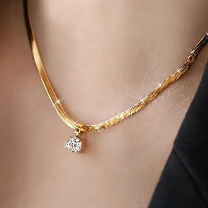 Colar com Pendente de Strass Elegante | Dourado