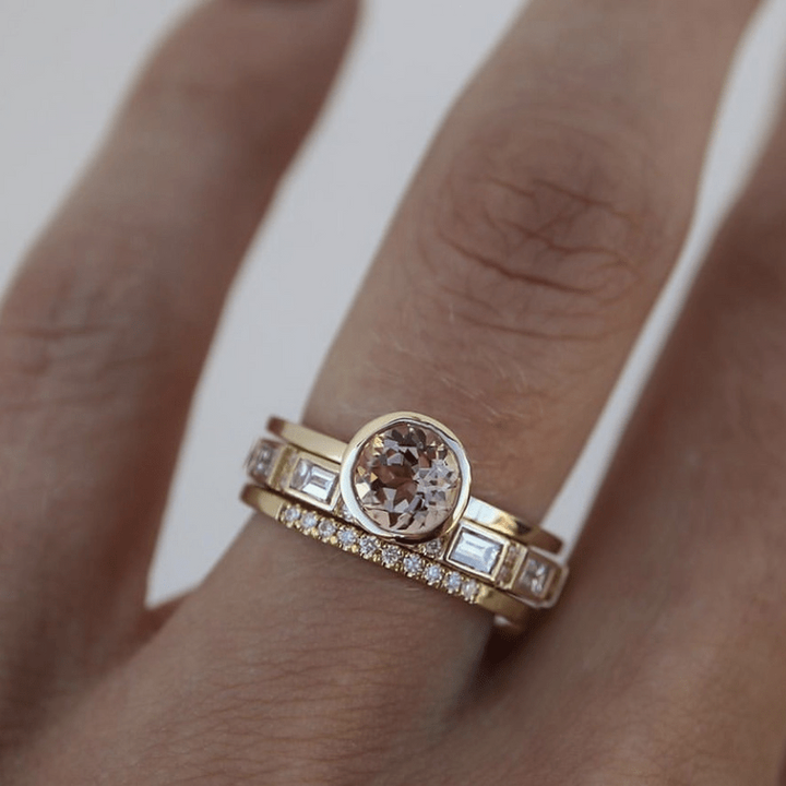 Anel Solitário com Bezel Dourado