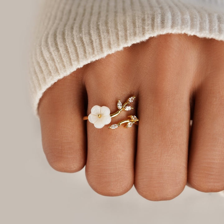 Anel Aberto em Ouro com Flores e Folhas