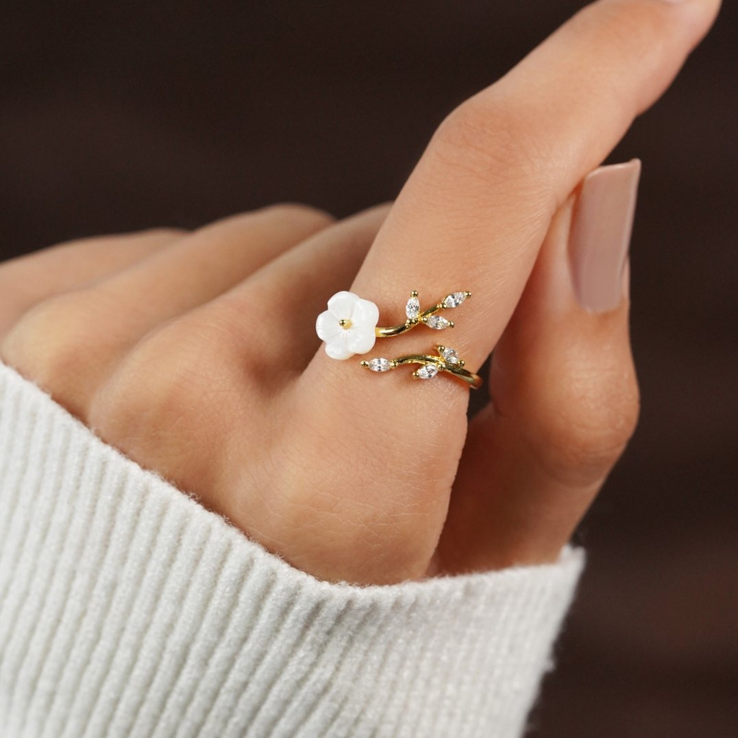 Anel Aberto em Ouro com Flores e Folhas