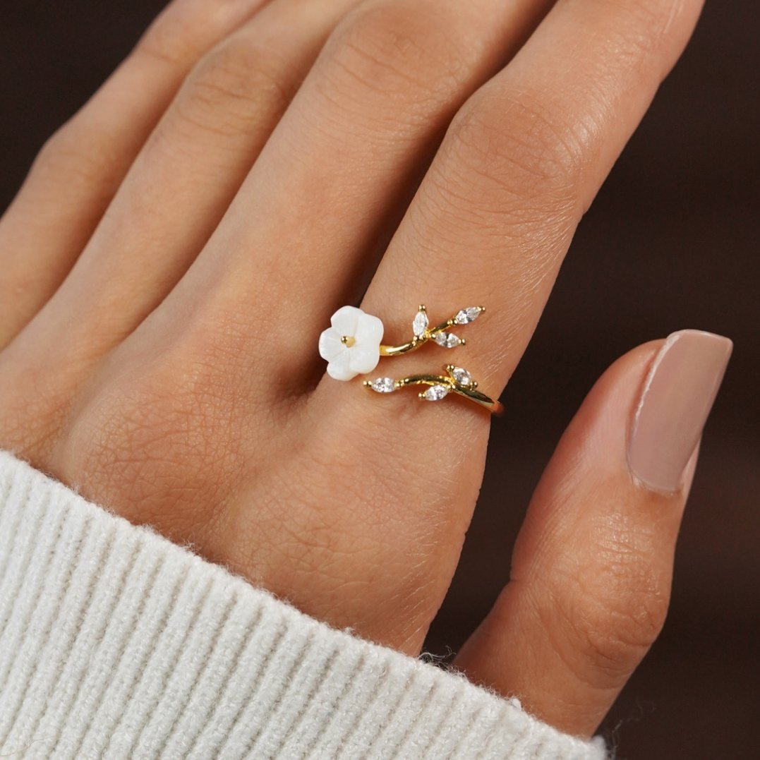 Anel Aberto Dourado com Flores e Folhas